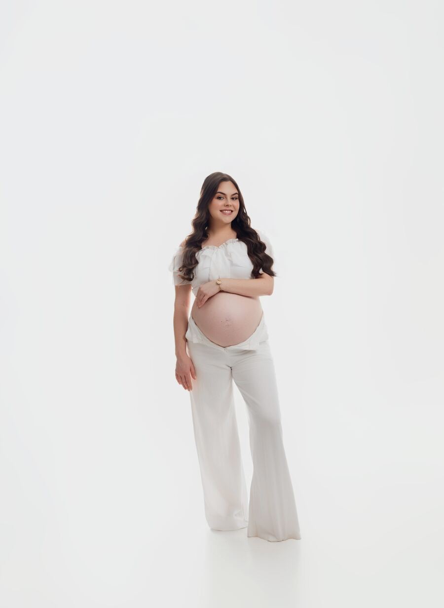 Ensaio gestante — look branco em estúdio